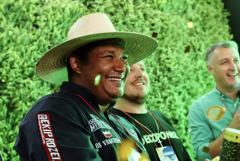 Celebração no estande da Agrishow