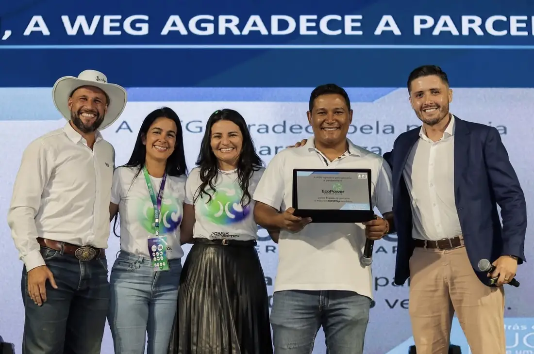 Reconhecimento WEG entregue no palco
